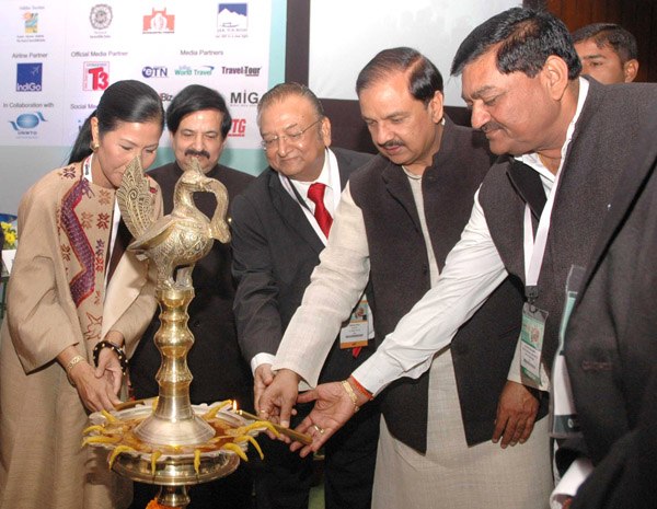 The Minister of State for Culture (Independent Charge), Tourism (Independent Charge) and Civil Aviation, Dr. Mahesh Sharma lighting the lamp to inaugurate the 'South Asia Travel & Tourism Exchange (SATTE)' - South Asia's leading B2B Travel and Tourism Trade Exhibition in New Delhi on January 29, 2016.
	The Secretary, Ministry of Tourism, Shri Vinod Zutshi is also seen.